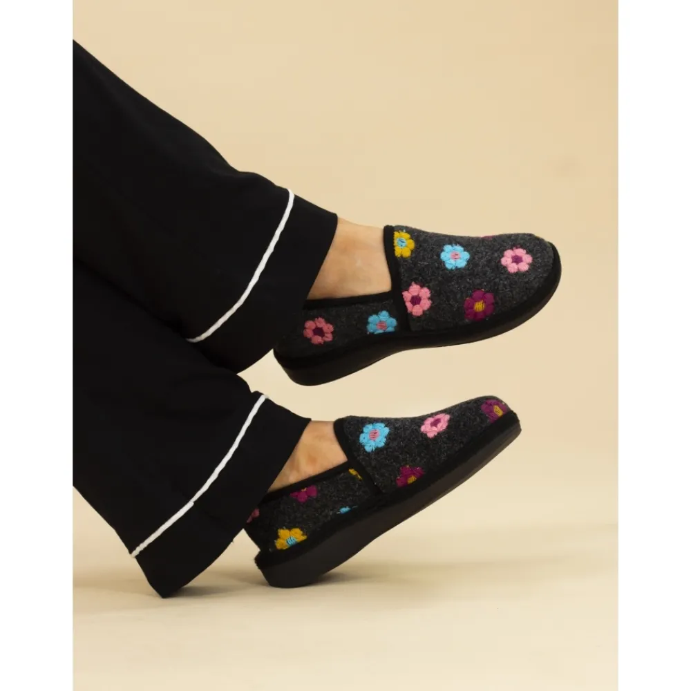 Slip-on-Lunar Shoes Sepal Black Slipper